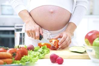<p>Os sintomas típicos da gravidez, como ganho de peso e vômitos, podem mascarar a presença de um transtorno alimentar</p>