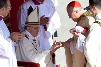 <p>Papa Francisco recebe o anel do Pescador do cardeal italiano Angelo Sodano</p>