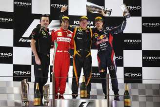 <p>Chefe da Lotus, Éric Boullier (à esq.) festeja vitória de Kimi Raikkonen no pódio do Grande Prêmio de Abu Dhabi, em novembro de 2012</p>