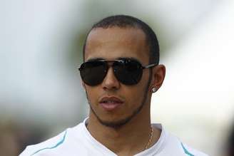 Piloto de Fórmula 1, Lewis Hamilton, é visto após sessão de treino na Malásia. Hamilton saiu animado do primeiro dia de treinos para o GP da Malásia de Fórmula 1, e disse que a sua Mercedes poderá estar mais competitiva do que na prova de abertura da temporada, em Melbourne, no domingo passado. 22/03/2013