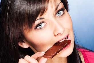 Chocolate apresenta poderosos antioxidantes que ajudam a combater os radicais livres que causam o envelhecimento precoce