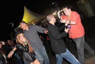 Lindsay Lohan causou tumulto em sua rápida aparição no primeiro dia de Lollapalooza Brasil 2013, no Jockey Club de São Paulo. A atriz estava cercada por seguranças e chamou a atenção de fotógrafos