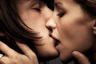 <p><strong>Língua</strong><br />"Um beijo profundo e molhado é a mais simples e erótica forma de excitar um homem", afirma a especialista Sam Von Reiche</p>