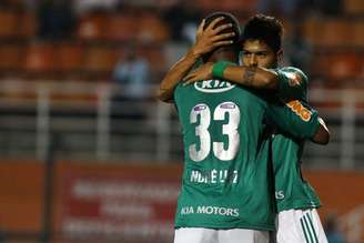 Leandro abraça André Luiz após abrir o placar da vitória do Palmeiras sobre o Linense no Pacaembu