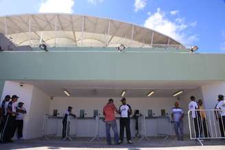Depois de confusão entre torcedores e polícia, retirada de ingressos para clássico entre Vitória e Bahia ocorreu com normalidade nesta terça-feira na Fonte Nova; veja