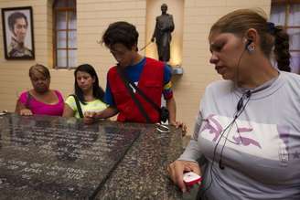<p>Visitantes em torno do sepulcro de mármore que abriga os restos mortais de Hugo Chávez, no forte militar 4F, em Caracas</p>