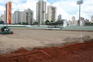 <p>Prédios em torno do Estádio da Serrinha contribuíram para que seleções não escolhessem o local como CT</p>