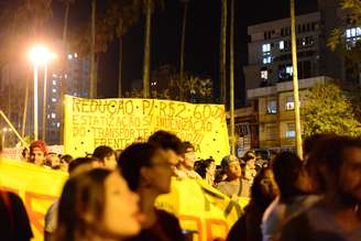 O protesto iniciou por volta das 18h, quando os manifestantes se concentraram em frente ao Auditório Araújo Viana, no Parque da Redenção
