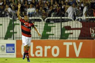 <p>O Flamengo fez a festa em Volta Redonda, neste domingo. Diante de um Fluminense apático e cheio de reservas, o time rubro-negro aproveitou para vencer o clássico por 3 a 1, em jogo válido pela Taça Rio do Campeonato Carioca</p>