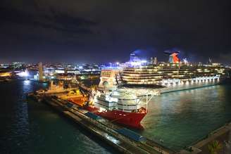A capital, Nassau, tem o maior porto daquele país