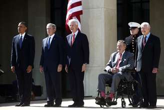 Da esquerda à direita: Barack Obama, George Bush, Bill Clinton, George H. W. Bush e Jimmy Carter