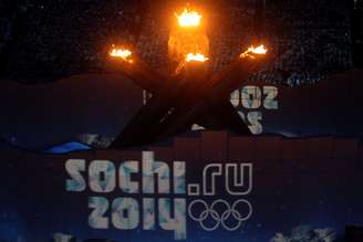 Chama olímpica queima durante apresentação cultural para os Jogos de Inverno de Sochi em 2010