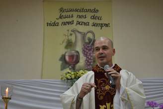 O padre Beto celebra sua última missa na paróquia de São Benedito, em Bauru