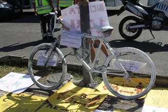 <p>Manifestantes fizeram protestos contra os atropelamentos de ciclistas no Rio</p>