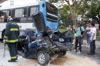 O automóvel bateu  na traseira de um ônibus na avenida Interlagos