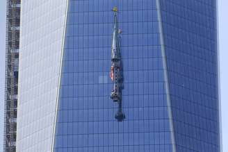Antena é içada para o topo do novo prédio do World trade Center