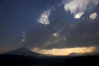 O vulcão Popocatepétl está em atividade e as autoridades estão em alerta para a possível evacuação de pelo menos 12 mil pessoas 