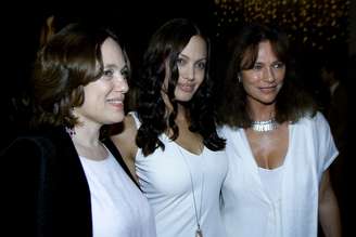 Angelina Jolie e sua mãe em 2000; Marcheline Bertrand morreu em 2007 aos 56 anos de câncer