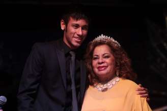 Ângela Maria recebeu uma homenagem no Clube Ipiranga, em São Paulo, em um evento que comemorou seus 60 anos de carreira e 84 de idade. Neymar foi o responsável por "coroar" a estrela da música