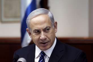 Netanyahu fala com ministros durante reunião de gabinete em Jerusalém 