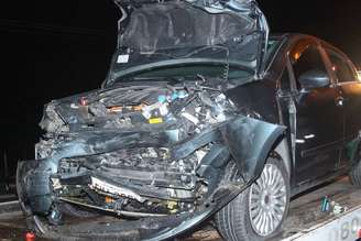Parte frontal de veículo ficou totalmente destruída após acidente