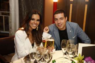 Famosos brasileiros participaram do jantar de boas vindas oferecido pela cervejaria Stella Artois em Cannes, na França, nesta segunda-feira (20). Na foto, o casal Di Ferrero e Mariana Rios