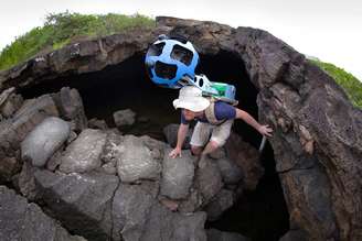 Daniel Orellana, membro da Fundação Charles Darwin, escala rochas vulcânicas para caputurar imagens da ilha
