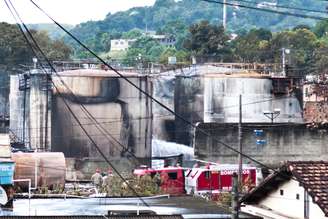 Bombeiros fazem nesta sexta-feira o rescaldo no depósito de combustíveis destruído por um incêndio em Duque de Caxias (RJ)