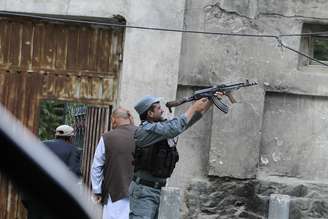 Policial afegão dispara durante confronto com talibãs, em Cabul
