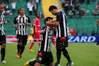<p>Pablo comemora gol em vitória do Figueirense na Série B</p>