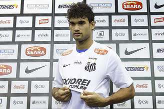 <p>Provável titular na quarta-feira, atacante Willian José foi apresentado pelo Santos</p>