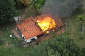 <p><strong>30 de maio -</strong> Indígenas atearam fogo em prédios da Fazenda Buriti, em Sidrolândia, durante operação de reintegração de posse realizada na quinta-feira. Durante confronto com policiais militares e federais, um índio morreu baleado e outros quatro ficaram feridos</p>