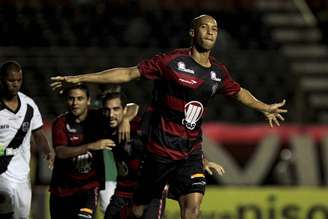 <p>Dinei marcou dois gols neste sábado e garantiu o triunfo do Vitória por 2 0 sobre o Vasco, no Barradão</p>