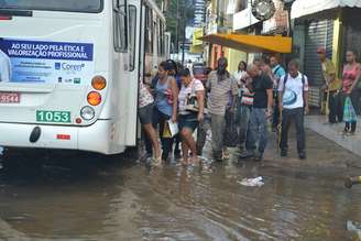 <p>Pancada de chuva causou pontos de alagamento na manhã desta segunda-feira em Salvador</p>