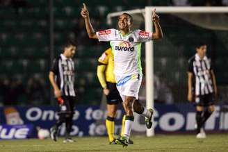 <p>Mesmo atuando no Orlando Scarpelli, a Chapecoense não se intimidou e derrotou o Figueirense por 2 a 0, assumindo a liderança da Série B do Campeonato Brasileiro com dez pontos ganhos</p>