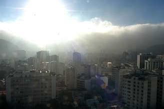 <p>Nevoeiro encobriu o Pão de Açúcar e os bairros de Botafogo e Flamengo no Rio de Janeiro nesta quarta-feira</p>