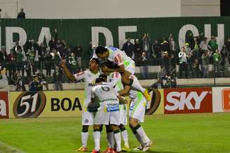 Chapecoense fez quatro gols no primeiro tempo e determinou a vitória
