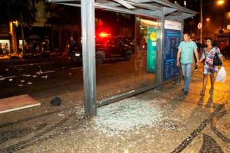 <p>A Polícia Militar afirmou que foi necessária a utilização de bombas de efeitos moral para conter atos de vandalismo durante o protesto</p>