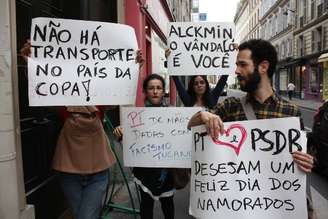 Brasileiros levaram cartazes para sede do governo francês e foram retirados pela polícia