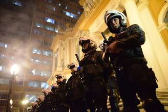 Guardas municipais montam guarda em frente à prefeitura de Porto Alegre