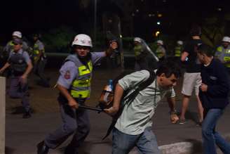 13 de junho - O repórter do Terra Vagner Magalhães levou um golpe de cassetete de um policial militar enquanto cobria o protesto. O jornalista foi agredido no braço