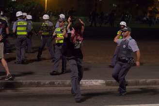 13 de junho - Mesmo portando crachá de imprensa, equipamento fotográfico e se apresentando como jornalista, o fotógrafo do Terra Fernando Borges foi detido por PMs. Os policiais revistaram seus pertences e documentos, e só liberaram o fotógrafo alegando que ele "não portava vinagre"