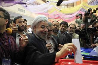 <p>O candidato presidencial Hassan Rohani deposita seu voto em seção eleitoral de Teerã</p>