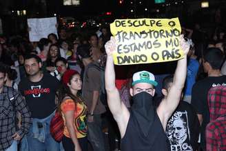 <p>Com faixas, cartazes e apitos, os manifestantes passaram pelas avenidas Presidente Wilson e Padre Manoel da Nóbrega</p>