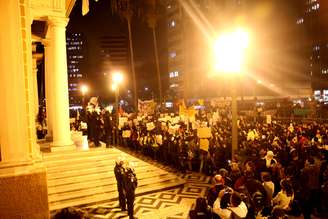 <p>Ontem, milhares voltaram a se reunir em frente à prefeitura da capital gaúcha</p>