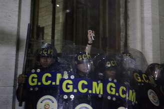 <p>Acuados, guardas metropolitanos tentaram evitar entrada de manifestantes na prefeitura de São Paulo e se protegeram dentro do prédio</p>