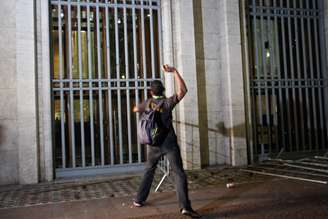 <p>Jovem arremessa pedras contra janelas da prefeitura de São Paulo</p>