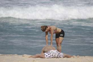 Vitor Belfort se exercitou nesta quarta-feira (19) ao lado da mulher, Joana Prado, na praia da Barra da Tijuca, no Rio de Janeiro. Os dois correram e mergulharam no mar