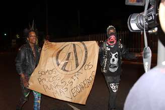 <p>Na faixa desses manifestantes de Belo Horizonte, o símbolo do anarquismo</p>