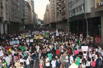 <p>Protesto em Niterói fechou a ponte que dá acesso à capital do Rio de Janeiro</p>